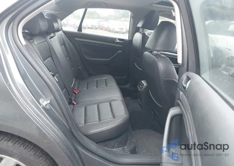 2010 Volkswagen Jetta Limited Edition z USA, uszkodzony, nr VIN 3VWRZ7AJ7AM155458